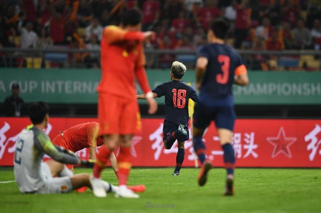 国安名宿怒斥国足踢得是野路子，黄健翔担心未来踢不过印度新加坡