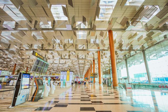 这家机场免税店真好逛，提供免费的美容服务，全年都能看LV展