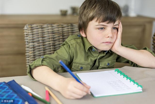 爸爸妈妈的焦虑：幼儿园不提前学英语和写字，上小学成绩会落后吗