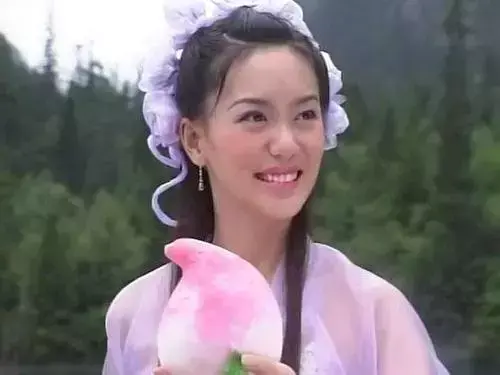  “牡丹仙子”郭妃丽长发飘飘享受惬意生活，她年近50仍青春洋溢