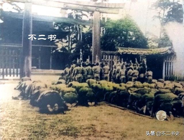 上色老照片：二战时日本国内的民众 跪拜祈祷日军在前线取得胜利