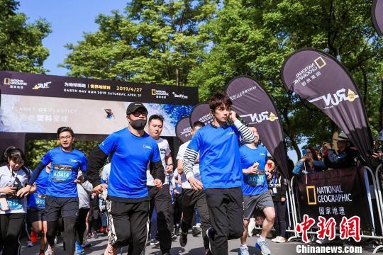 吴磊亮相“拒绝塑料星球”主题公益路跑 倡导海洋保护