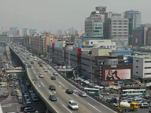 城市的街道，应该服务于人还是服务于车