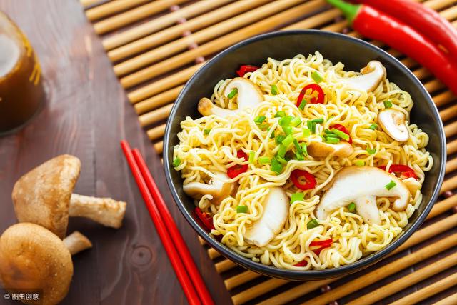 方便面不是“convenient noodle” ？而是……