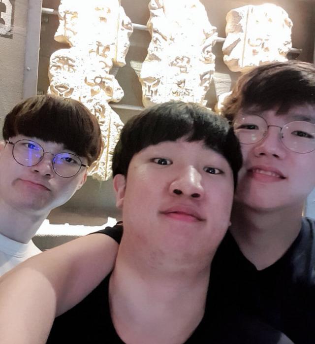 SKT全队前往新加坡游玩 晒队员合照