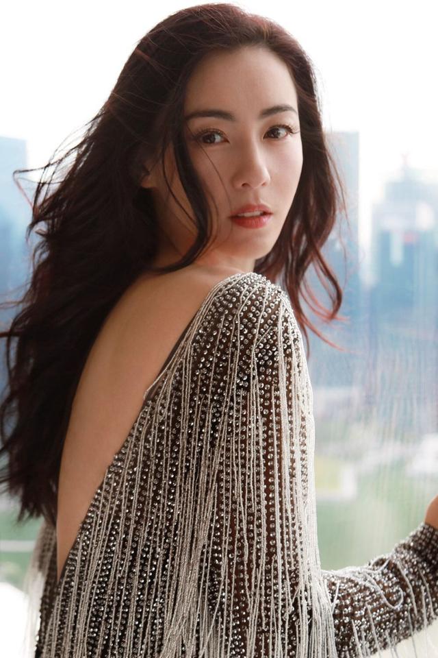 张柏芝闪耀新加坡大奖美到发光，被问第三胎孩子父亲，她这样回答