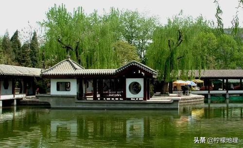 北京高楼林立中的一个普通公园，曾经因为英语角而闻名，景色不错