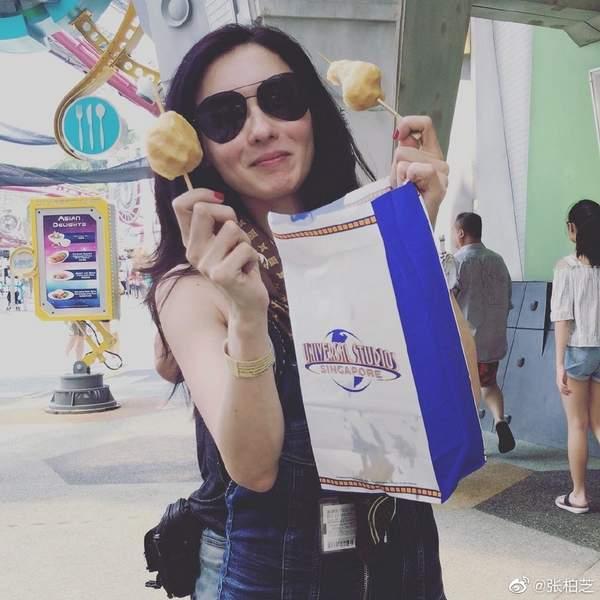 张柏芝带儿子逛游乐园 路人图和自拍没差别