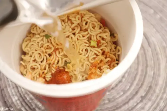 肚唔肚饿吖？我泡碗面给你吃好吗？ 