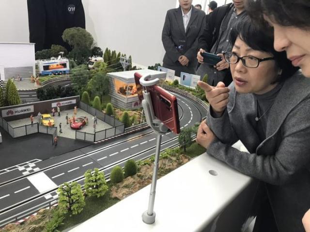 为展示P30拍照实力，华为在发布会场外搭了个小赛车场