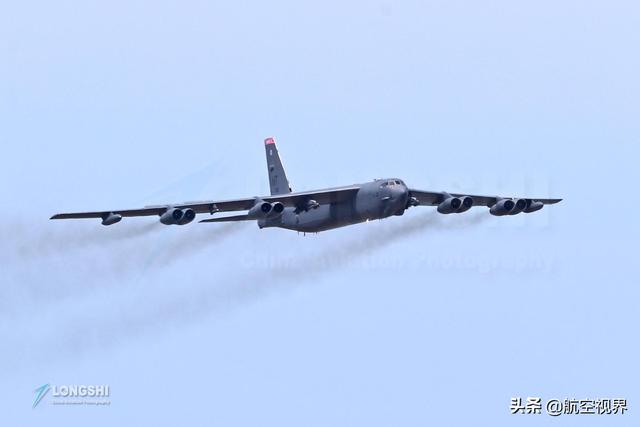 没有七彩祥云只有黑烟滚滚，B-52H轰炸机航展捧场一如既往