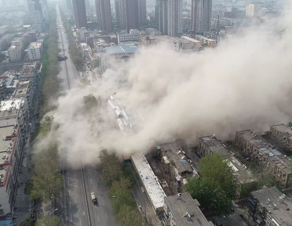 刚刚！新飞大厦实施爆破