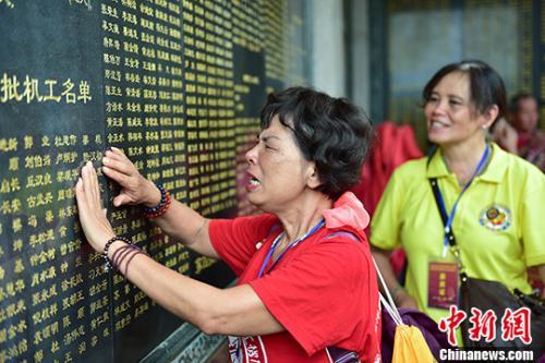 华侨华人清明祭扫：棠梨花映白杨树，尽是死生别离处