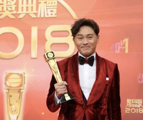 《妙手仁心2》19年曹永廉与剧中好友相聚 这次萧正楠成了“小三”