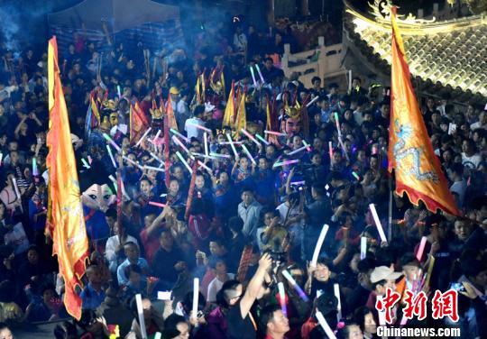 湄洲祖庙庆妈祖诞辰1059周年 海外信众抢头香许愿迎巡安
