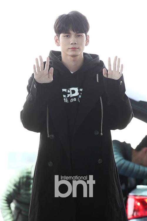 邕圣佑现身仁川机场 赴新加坡举行见面会