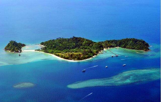 世界历史：马来西亚人在正式场合中，只能穿民族服装和西服吗？