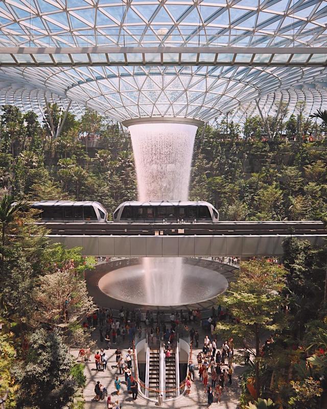 新加坡机场40米高砸1200亿的室内瀑布开了，一堆人忘了上飞机