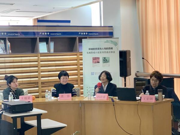 解读毛姆：异域的月亮与人性的真相