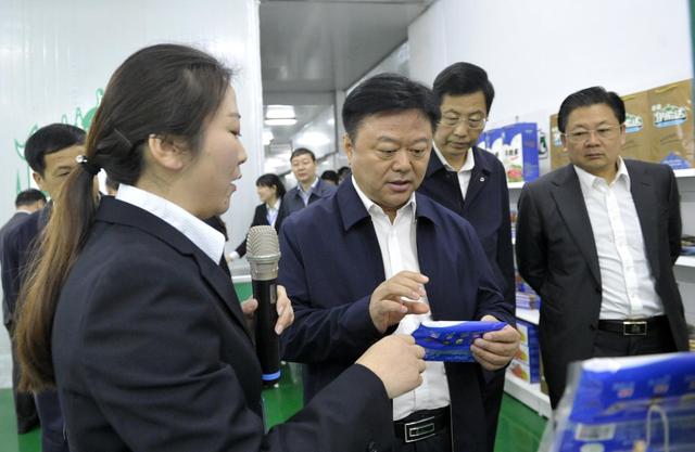 驻马店市产业集聚区项目建设观摩组对新建重点项目进行集中检阅