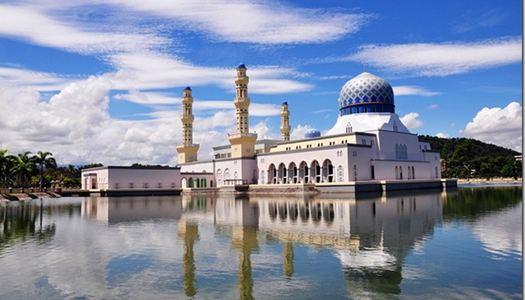 中国2名女游客在马来西亚清真寺前拍“热舞”视频，被遣返！