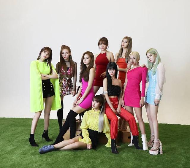 TWICE仅花3小时超越BTS ,子瑜片场陪狗狗超可爱