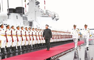 习近平登“西宁”号检阅50艘中外舰艇