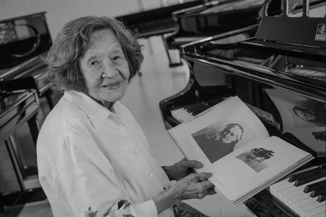 中国第一代钢琴家巫漪丽去世，她是《梁祝》钢琴首演者
