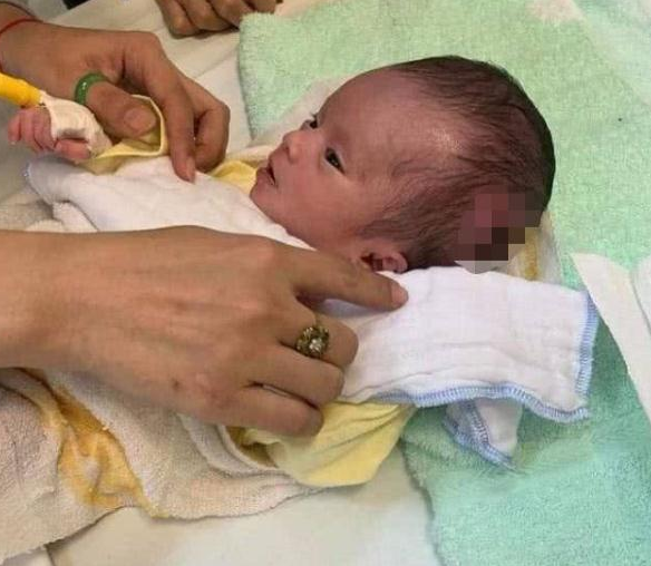 患病女婴被遗弃在树上4天竟奇迹存活，好心人将其救下还为她治病