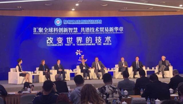 这家保险公司的柜台服务人员，居然是一名机器人，不过，美丽的“她”远在新加坡