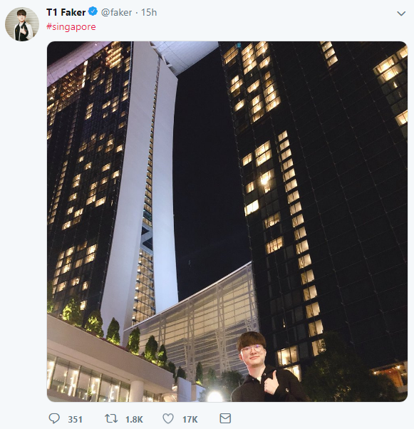 英雄联盟：Faker前往新加坡游玩，戴上新眼镜，与Khan、Haru合照