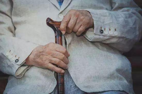 一眼新闻 | 日本共享雨伞归还率100%；报告：2050年世界老年人口比例将达1/6；里程碑！挪威电动汽车销量首次超过燃油汽车