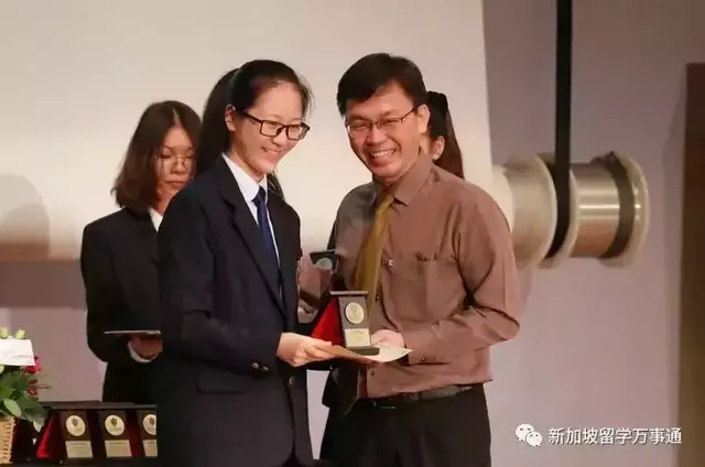 通过AEIS考试却放弃新加坡政府学校，她选择了这间学校考上剑桥