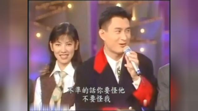 黄安一套黑红搭配衣服被张菲、高胜美看起来像新加坡饭店服务员