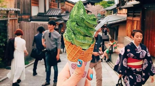 Ins上一位立志吃遍全世界的小姐姐，竟然在日本用如此独特的自拍方式收获了将近40万的粉丝！