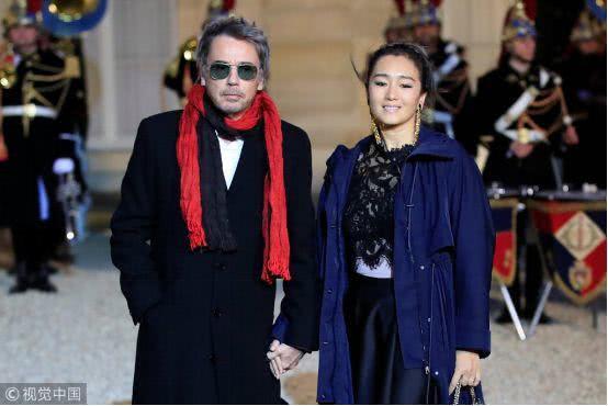 牵手70岁男友和法国总统约饭，巩俐如何活成大女主的？