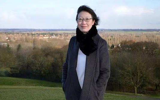 从西安女大学生到英国社科院最年轻的院士之一,获新加坡政府表彰!