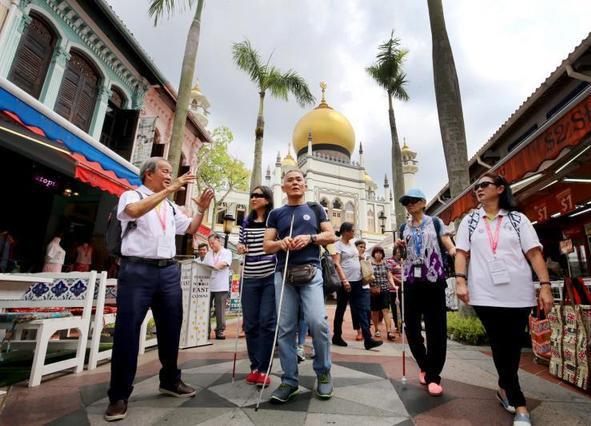 走一趟“回顾之旅” 新加坡年长义工带同龄视障者游甘榜格南