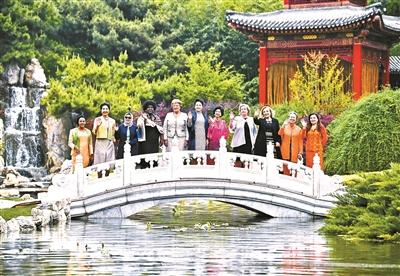 彭丽媛邀请外方领导人配偶欣赏戏曲