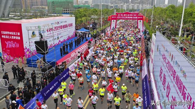 2019亳州国际马拉松赛鸣枪开赛，2万余名跑友“YAO跑亳马”