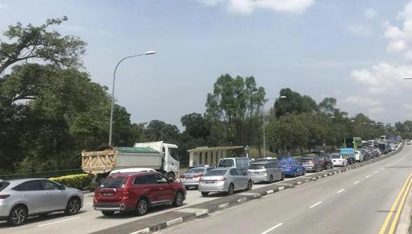 清明节在即 林厝港、新加坡万礼车龙长五公里