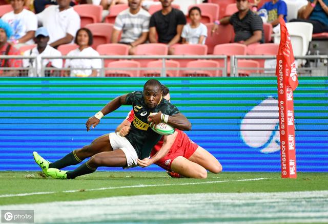 新加坡举行七人制橄榄球，南非球员Siviwe Soyizwapi完美得分！