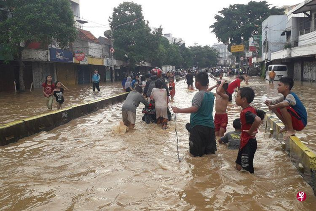 暴雨袭击雅加达 数十社区淹水居民疏散