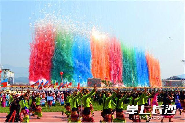 浏阳焰火开启“全球漫游” 为缅甸佤邦和平30周年庆典添彩