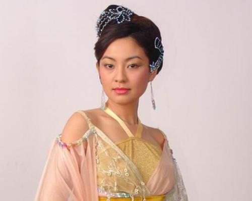 她是新加坡甜姐，搭档苏有朋成名，出道22年无绯闻，如今被遗忘