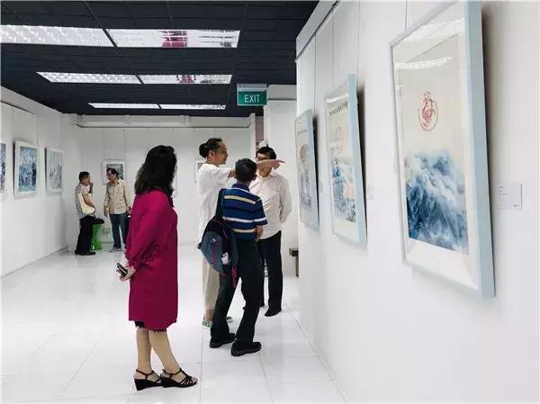 何洋个展“墨思新语”新加坡开幕，呈现水墨青花的墨骨审美