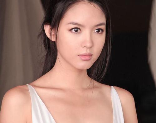 亚洲文化嘉年华开幕：张梓琳人比花娇超美丽，朱迅妆容黯淡显疲惫