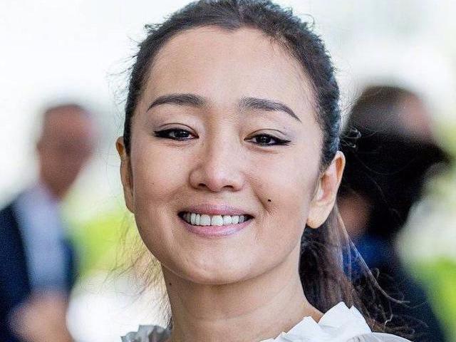 “我是巩俐，你呢？”