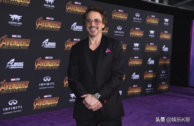 《复联4》钢铁侠卸下战甲 ，小罗伯特·唐尼变时髦大叔，造型太帅