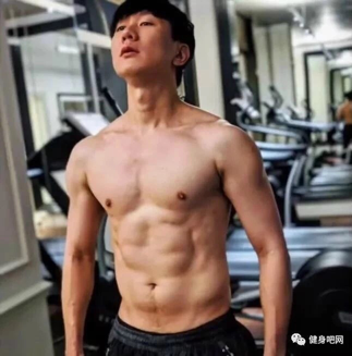 38岁林俊杰，晒8块腹肌！现在优秀的人，身材上都这么努力吗？